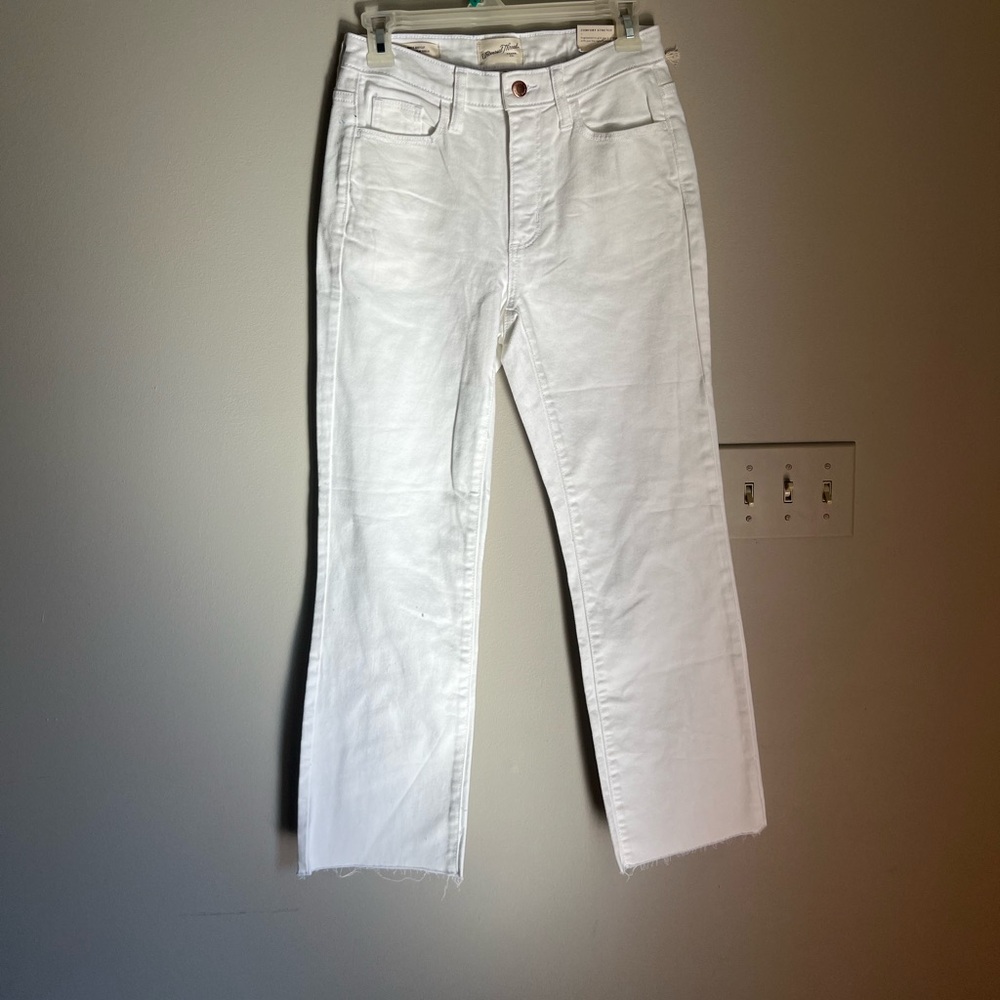 New With Tags! Never worn Universal Threads White Boot Cut Jeans Size Small/4
